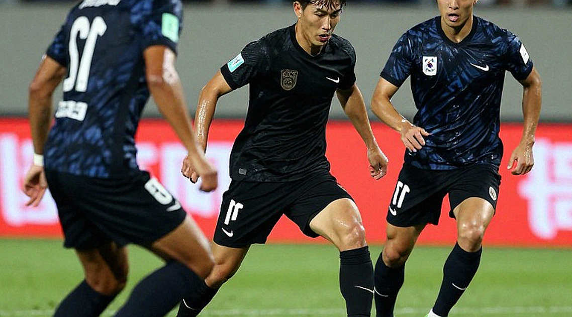 Ronaldo ngồi dự bị ở Nations League: khi thẩm quyền phòng thay đồ được tuyên bố công khai Ronaldo ngồi dự bị ở Nations League: khi thẩm quyền phòng thay đồ được tuyên bố công khai