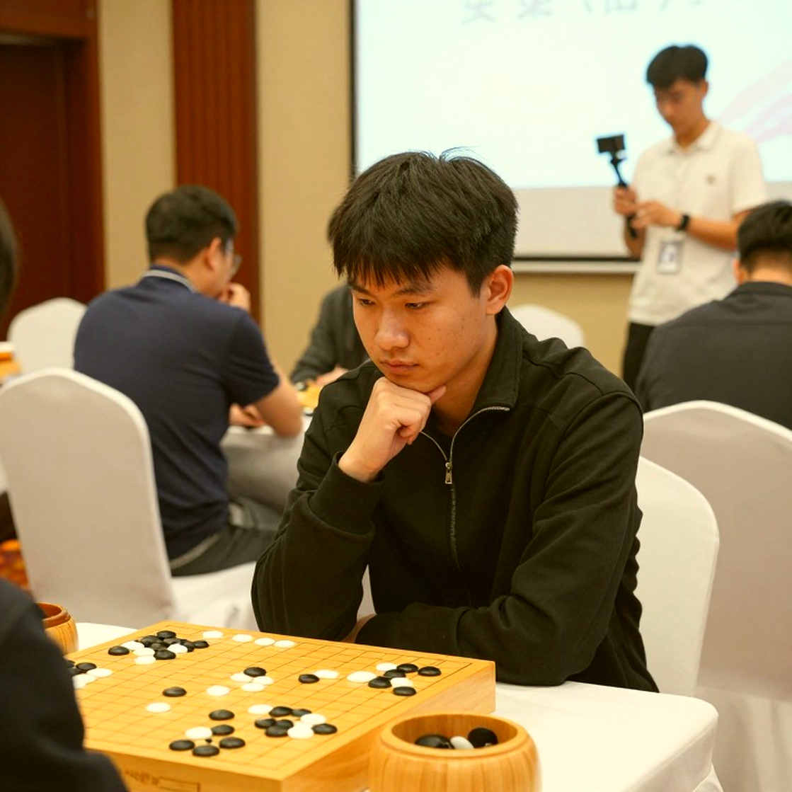 Khai cuộc Scotland và kỳ Olympiad không tồn tại: Khi cờ vua phải đọc lại ký ức của chính mình