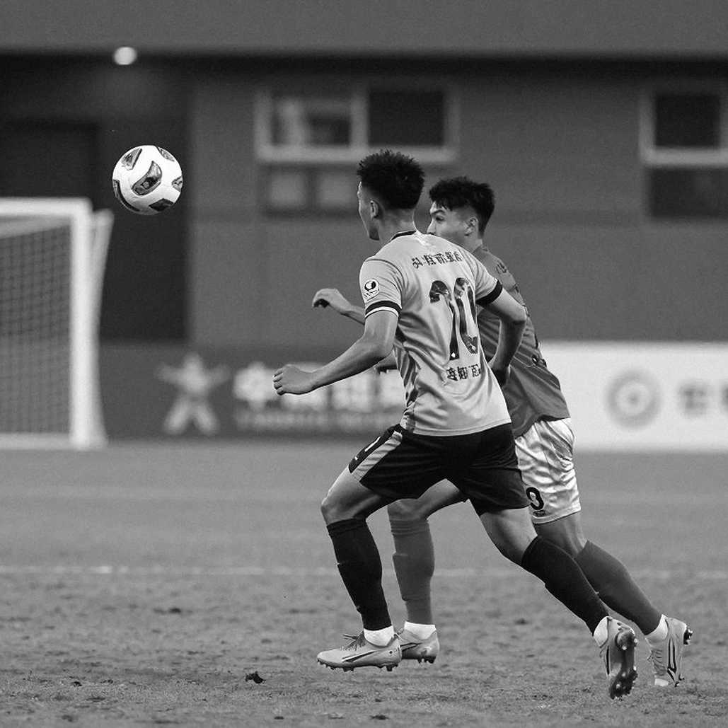 Học viện Việt Nam đào ra vàng, V.League lại để vàng nguội trên ghế dự bị