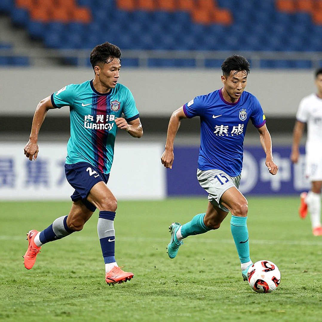Doan Van Hau: A Four-Match Ban, an Open National-Team Slot and Cong An Ha Noi's Left-Back Problem Doan Van Hau: A Four-Match Ban, an Open National-Team Slot and Cong An Ha Noi's Left-Back Problem