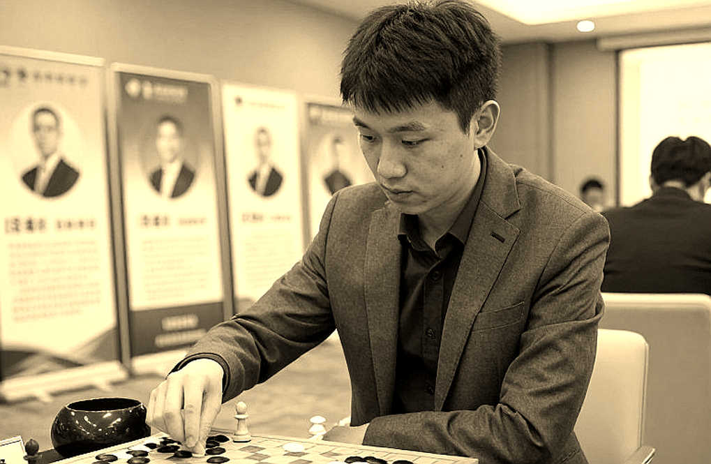 ChessBase số 225: Cúp Câu lạc bộ châu Âu nằm trên tiêu đề, 27 ván cờ ngắn nằm trong trang