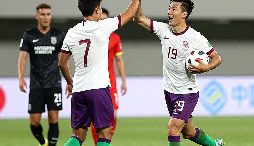 Từ 0-2 đến 4-3: bảy bàn thắng, hai lần đảo nhịp và vùng tối của một trận cầu mất kiểm soát